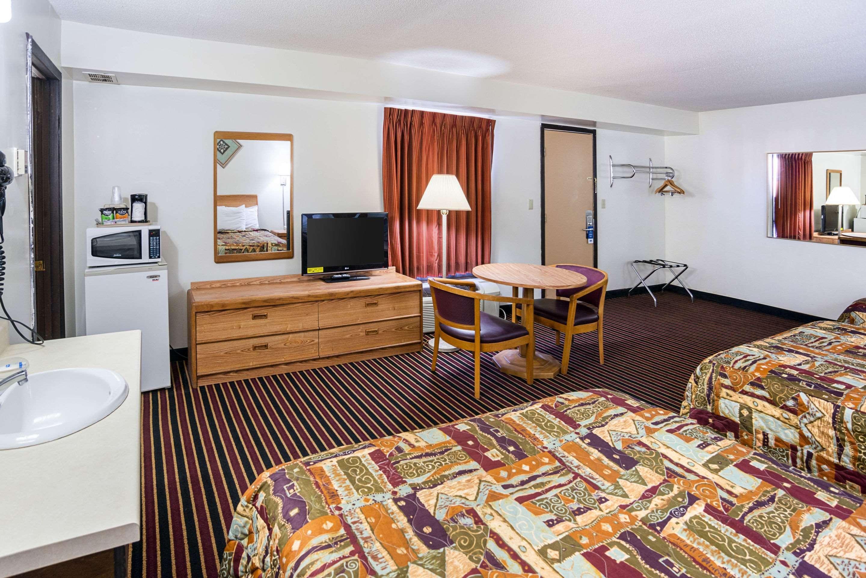 Rodeway Inn & Suites Остин Екстериор снимка