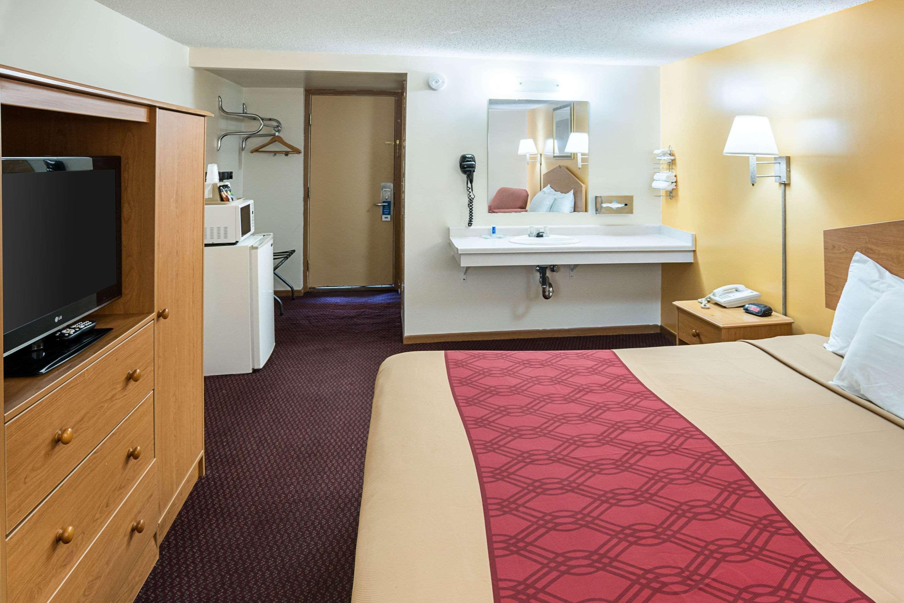 Rodeway Inn & Suites Остин Екстериор снимка